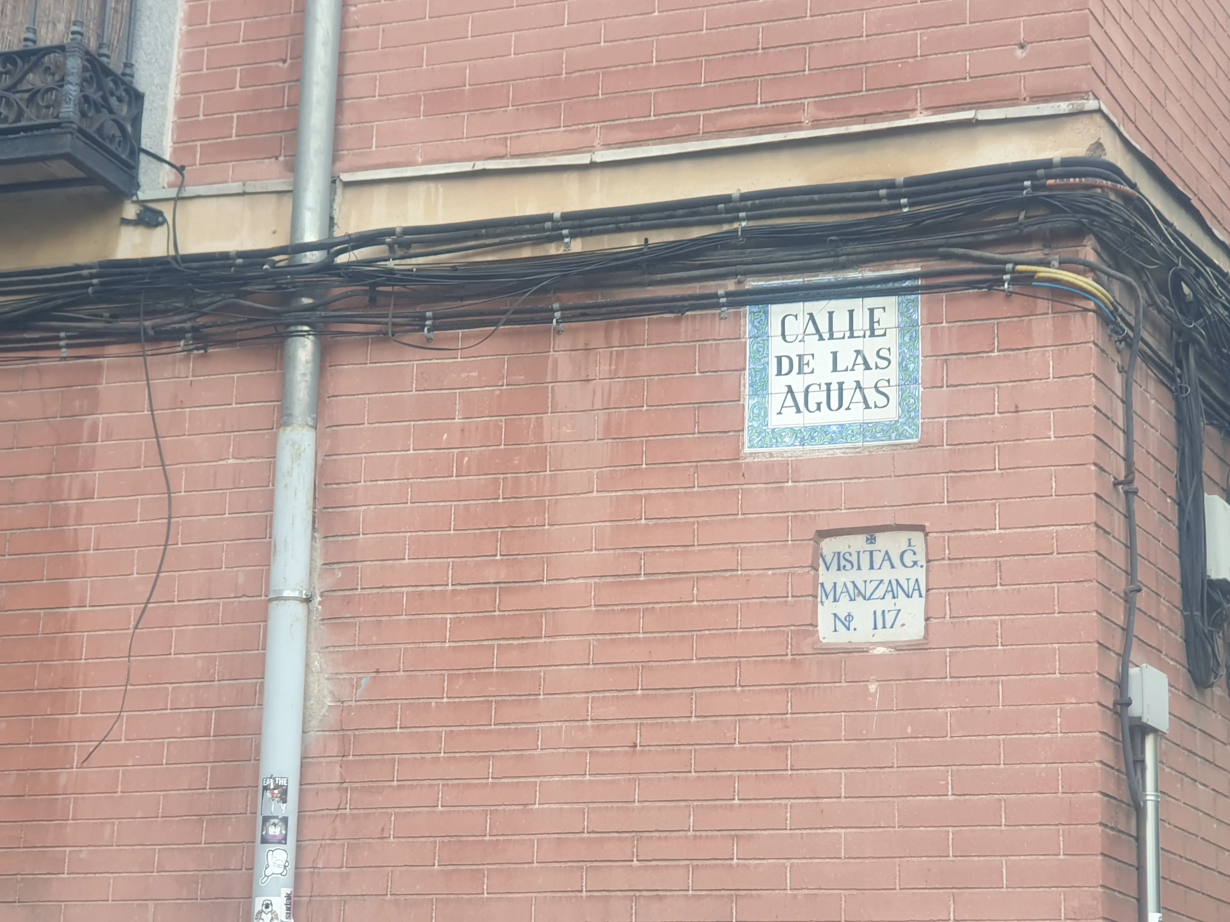 Un letrero indica el nombre de la calle 'Calle aguas'