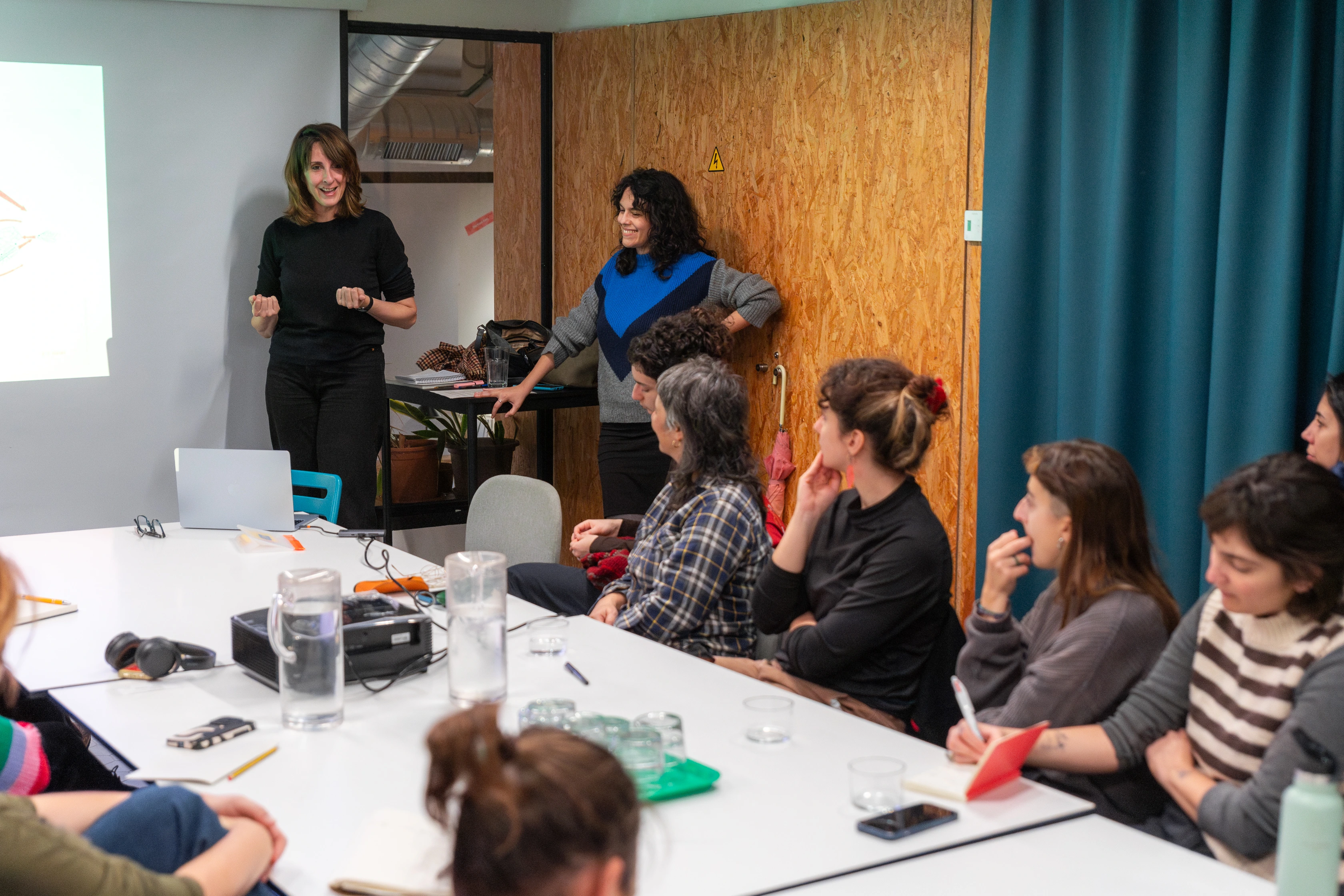 Yolanda y Bea de la Liminal explican en el aula