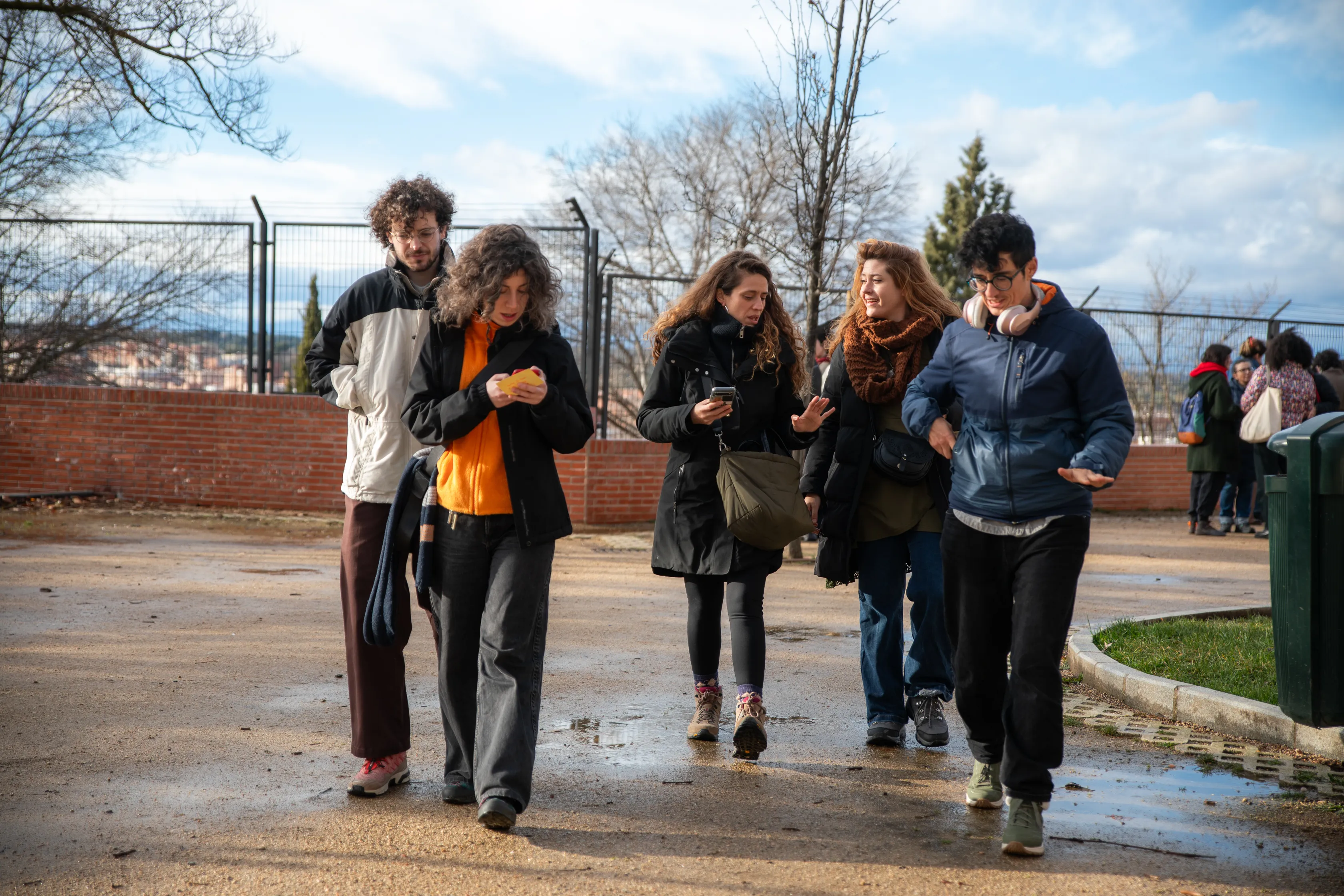 Grupo de personas camina en la calle